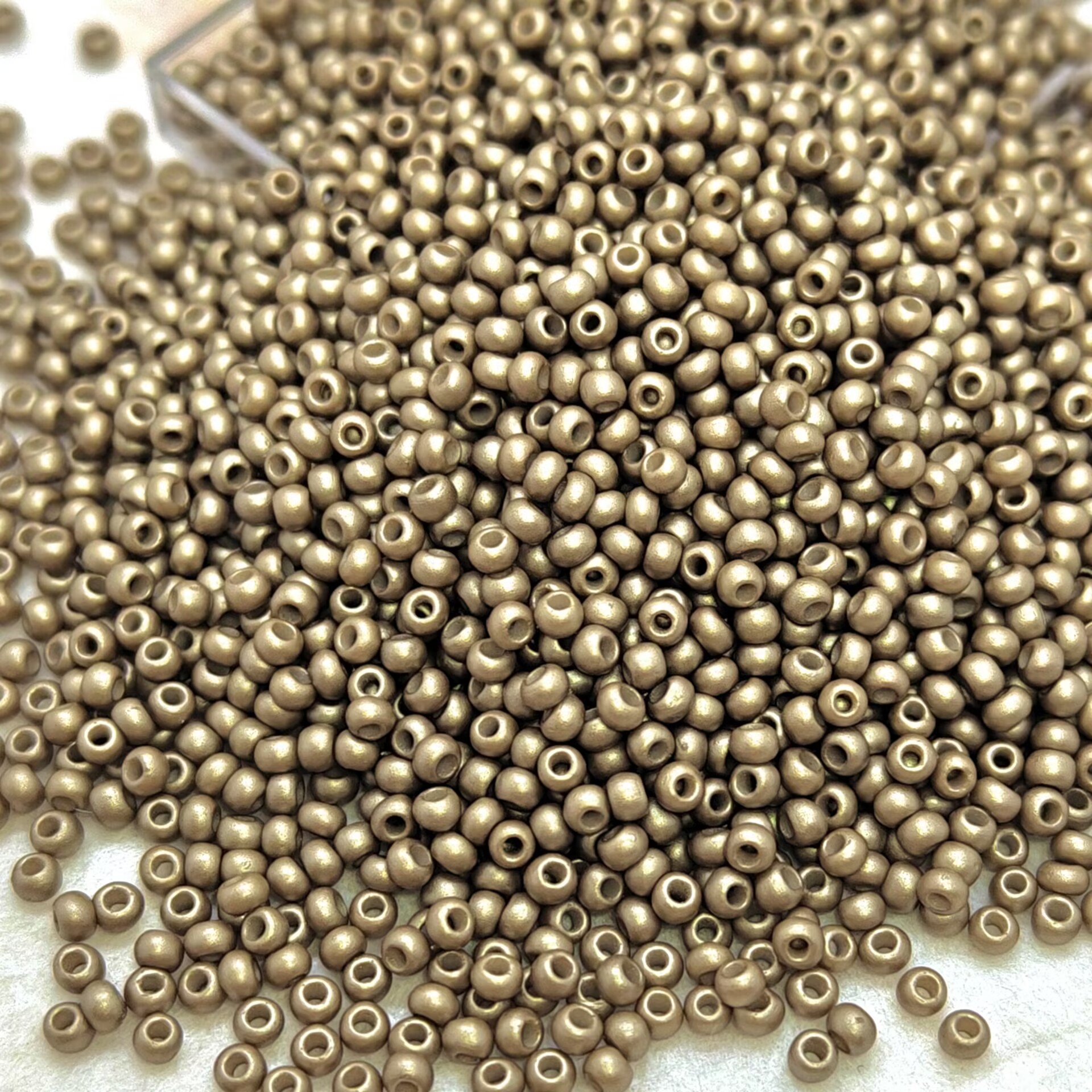 600pcs Round Glossy Glass Seed Beads for Jewelry Making